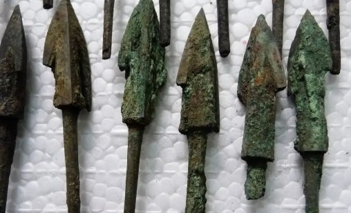 战国时期的兵器大多用哪种材料制成？