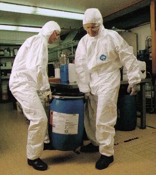 这件被炸烂的防护服，首次展出！防护服的作用有哪些？