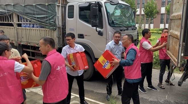 黄冈市民40分钟买完河南瓜农三千斤瓜，如何看待市民们的这种行为？