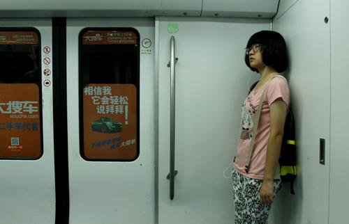 女子地铁上被男子多次触碰，持续三分多钟，女子默默忍受，你怎么看？