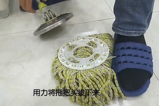 如何拆旋转拖把的杆子？