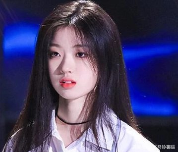 被李健劝告要踏实学习的单依纯在被淘汰后，为什么会被“绿茶”字样包围？