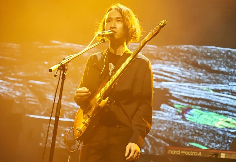 《别说再见》 mv里的场景是在暗喻什么吗？