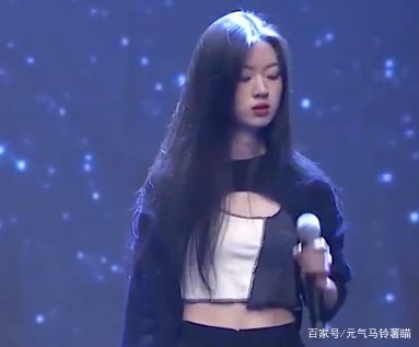 被李健劝告要踏实学习的单依纯在被淘汰后，为什么会被“绿茶”字样包围？