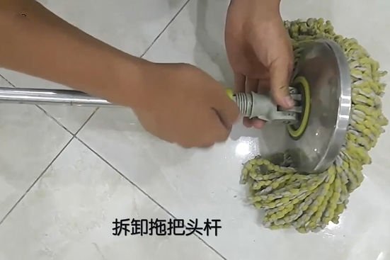如何拆旋转拖把的杆子？