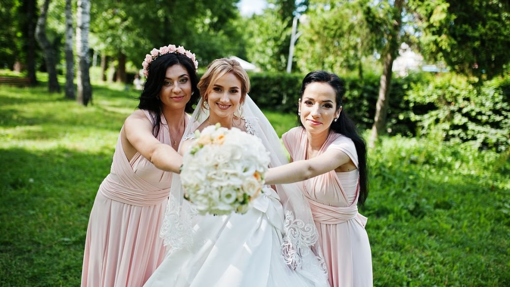 安徽毫州女子晕倒闺蜜鞋都没穿好赶来救人，你羡慕这种感情吗？