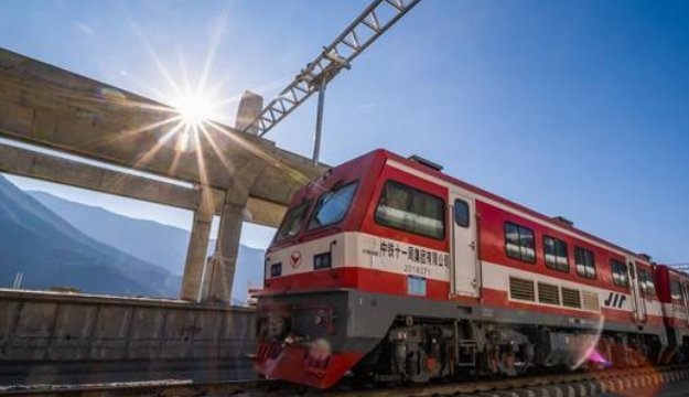 川藏铁路建设工期将超过10年的原因是什么？