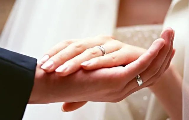 男子见妻子跳河不救人，反约人夜宵，判三年是否太轻？