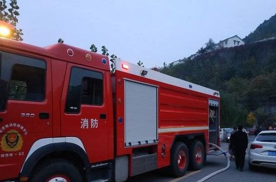 山东济南一塑料厂突燃大火，浓烈黑烟弥漫厂区，到底是什么原因导致的？