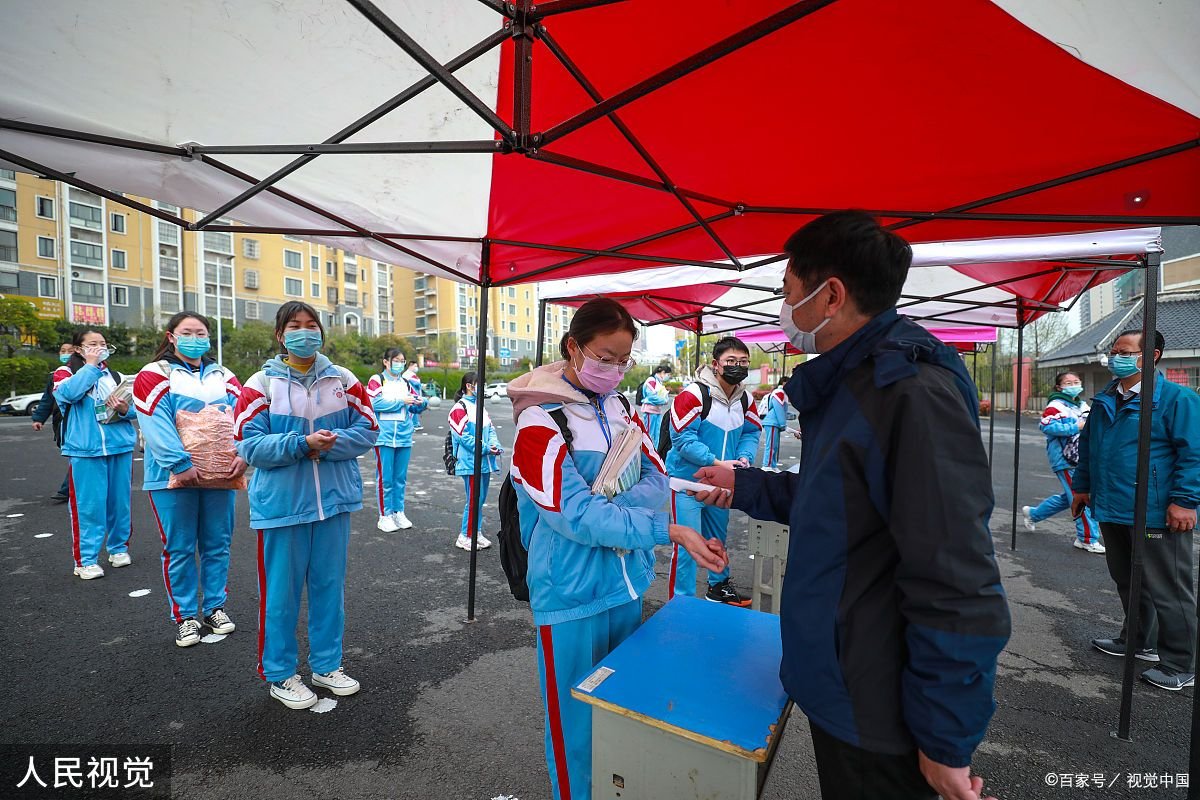 如何看待河北学校门口放锤子免费碎手机，为何不提倡中小学生带手机入校？