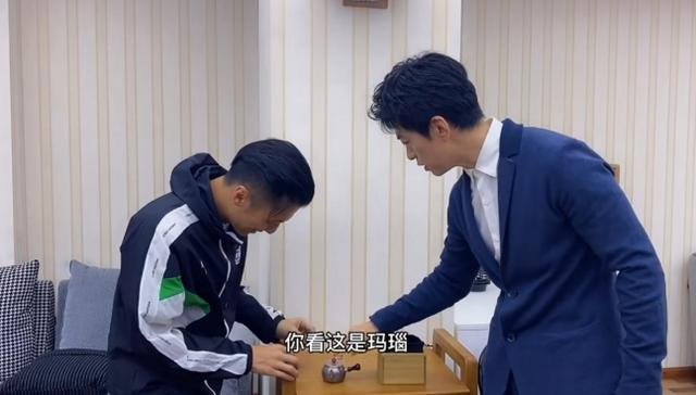 至今仍用诺基亚手机的李健，送谢霆锋万元银壶做生日礼物，你怎么看？