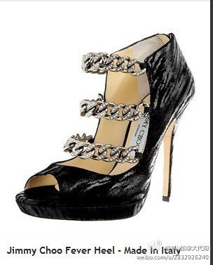 康熙来了春季美鞋大赏里面 王滢有一双鞋子20110406 黑色 前面带三条链子的 是什么牌子？