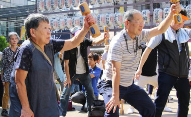 日本老龄化程度位居全球第一,65岁以上老人有多少?