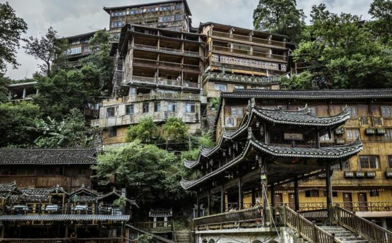 苗族的建筑主要是