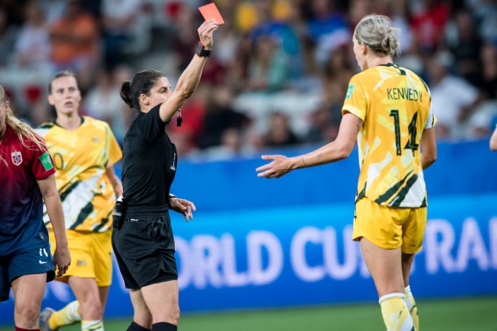 足球红牌罚下后还可以上人吗