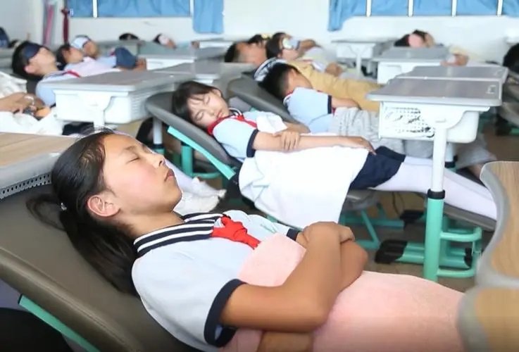 南京一小学的“变形”课桌椅让孩子们躺着午睡，小学生应不应该午休？