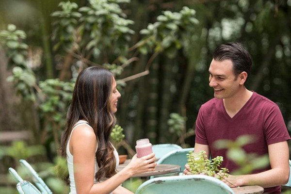 女朋友说我交的都是狐朋狗友我该跟她分手吗？