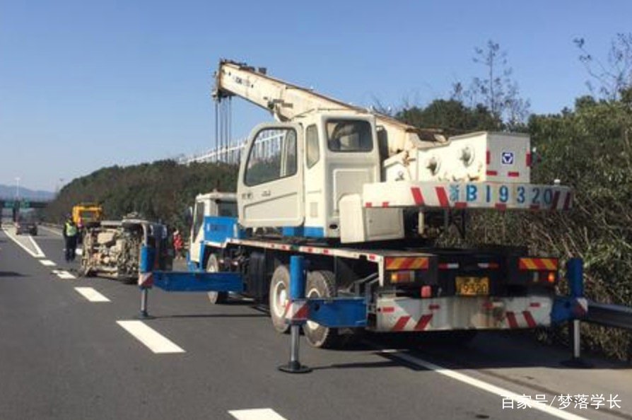 安徽一轿车高速上爆胎，一家六口当场丧命，此事给予了我们什么警示？