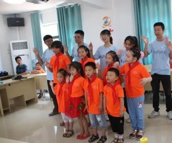 40多名支教老师背着6000片卫生巾上大山！她们这么做有什么意义？