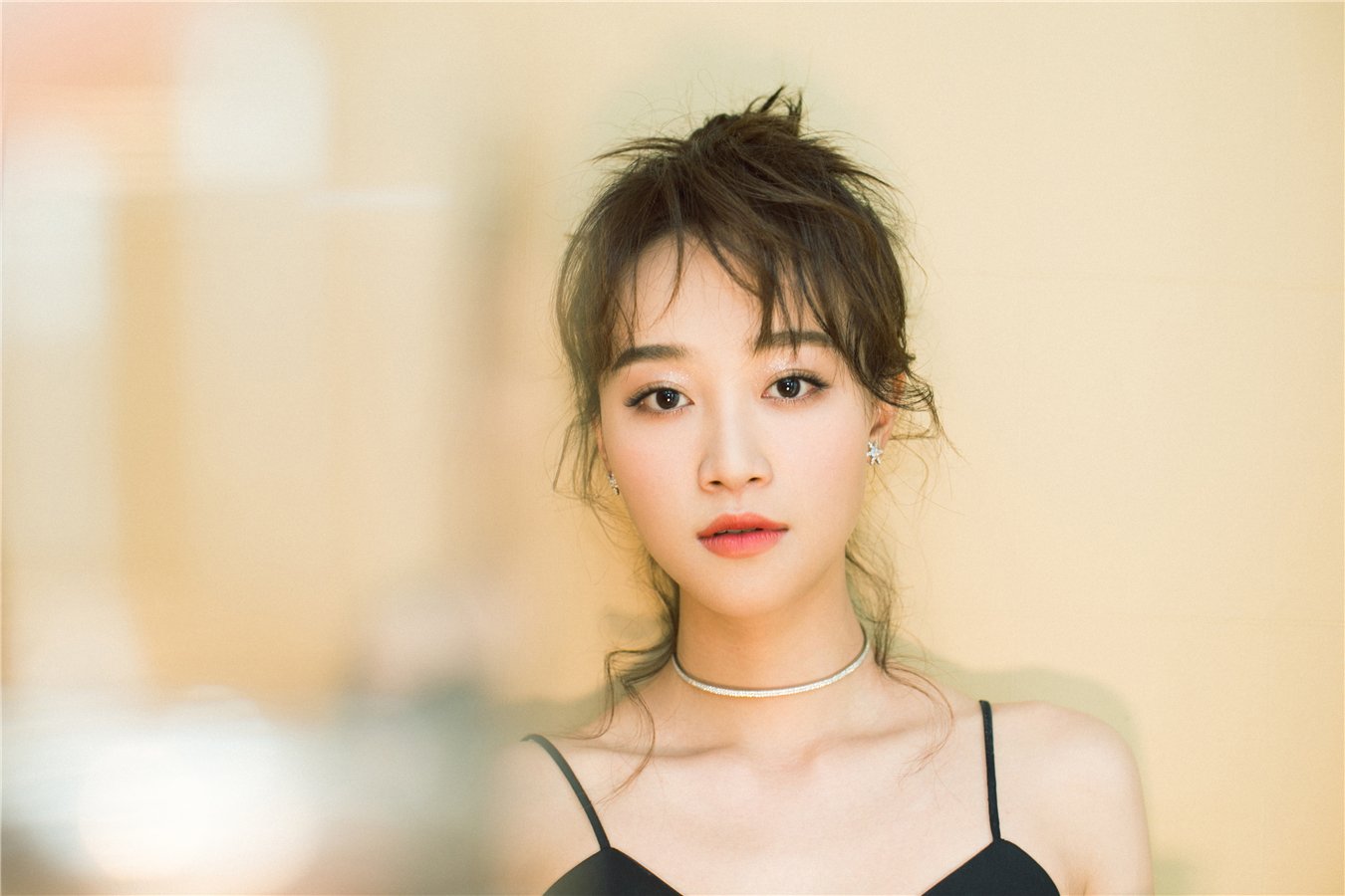 蓝盈莹回应与曹骏复合传闻，手机壳上李现是炒作？