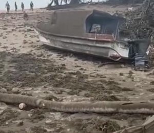 汤加一男子靠木头漂流27小时生还，男子的求生方法值得学习吗？