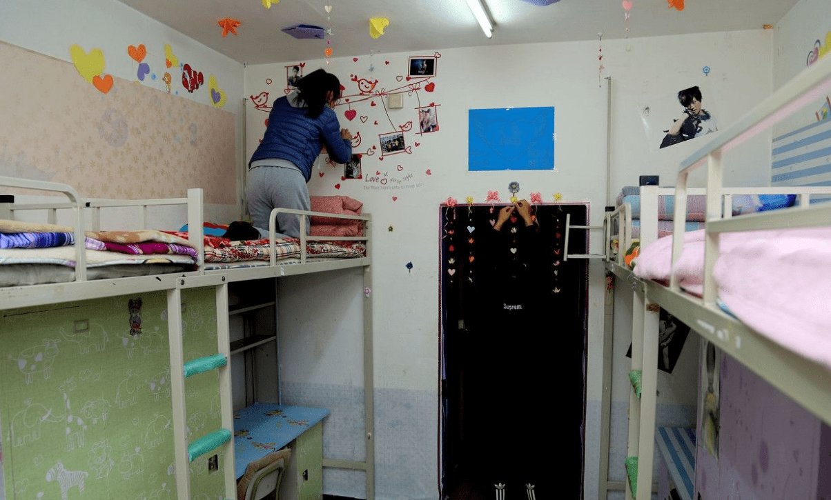 湘潭大学回应强制大四毕业生换10人寝：具体情况还在研究，住宿条件如何？