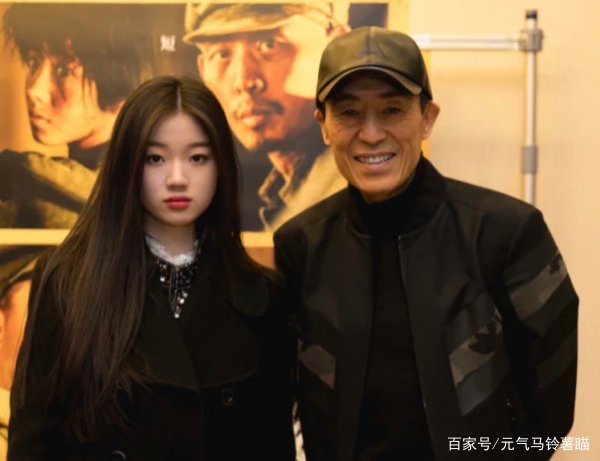 被李健劝告要踏实学习的单依纯在被淘汰后，为什么会被“绿茶”字样包围？