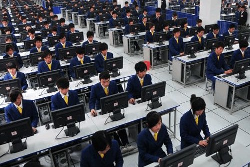 新华电脑学校学费一般是多少钱一年？