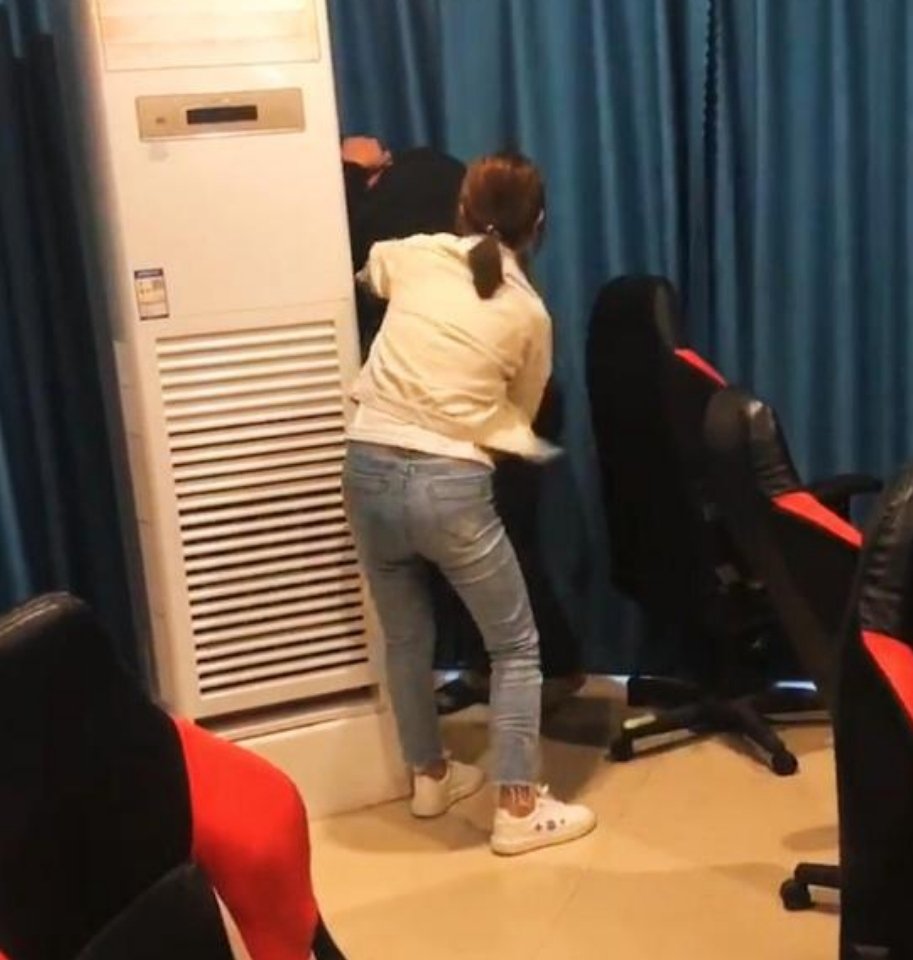 青岛一男子偷偷去网吧被老婆抓包，当时有何反应？