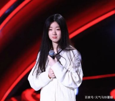 被李健劝告要踏实学习的单依纯在被淘汰后，为什么会被“绿茶”字样包围？