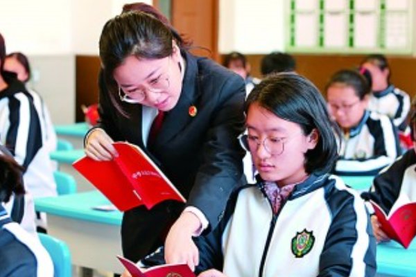 1、推进全面依法治国的根本保证是( )。