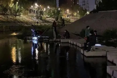 男子见妻子跳河不救人，反约人夜宵，判三年是否太轻？