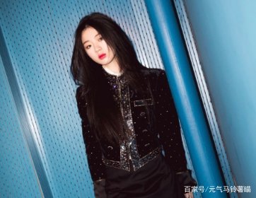 被李健劝告要踏实学习的单依纯在被淘汰后，为什么会被“绿茶”字样包围？