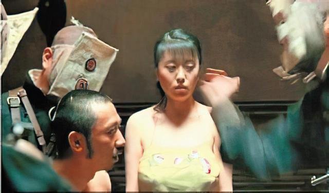 《让子弹飞》中：临时上阵被扯下“肚兜”的女演员，后来怎样了？