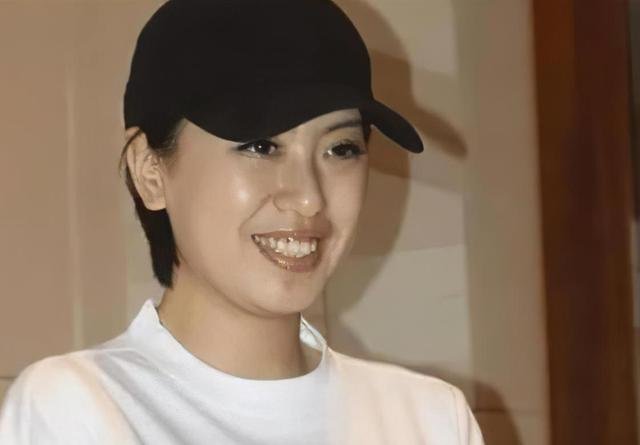 《让子弹飞》中：临时上阵被扯下“肚兜”的女演员，后来怎样了？