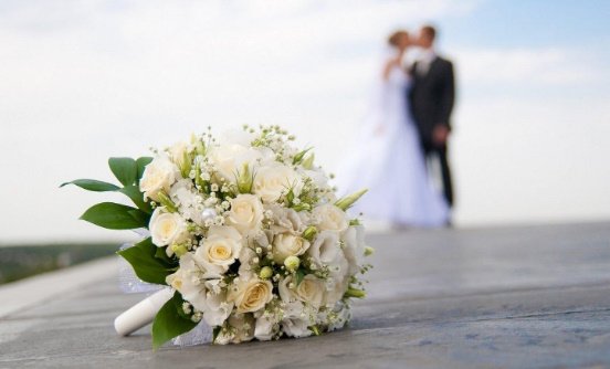 一对新人苦等9个月的婚礼视频全是背影，这家婚庆公司到底是有多不靠谱？