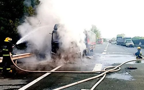 安徽金寨一高架两车追尾后起火，出现“蘑菇云”，救援工作进行的如何？