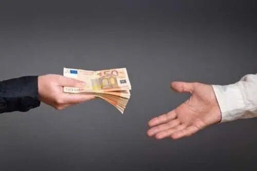 一个女人向我借钱什么意思