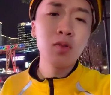 百万网红王多鱼遭男友家暴住院，满身伤痕为何却被质疑演戏？