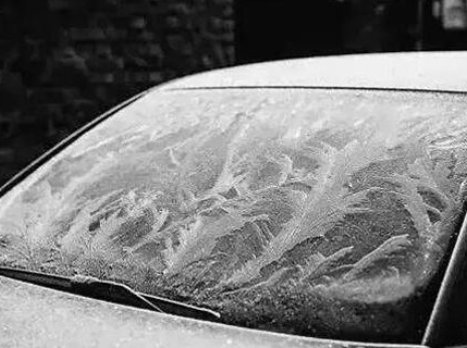 车窗结冰，黑龙江一司机用铁头功一头撞破，冬季车窗结冰该怎么办？