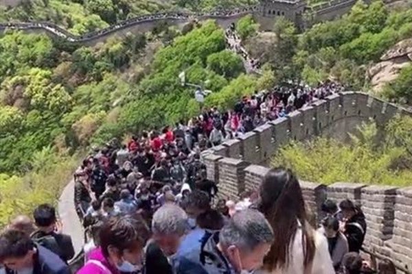 八达岭长城游客流量红色预警，五一当天八达岭长城的游客达到了多少？