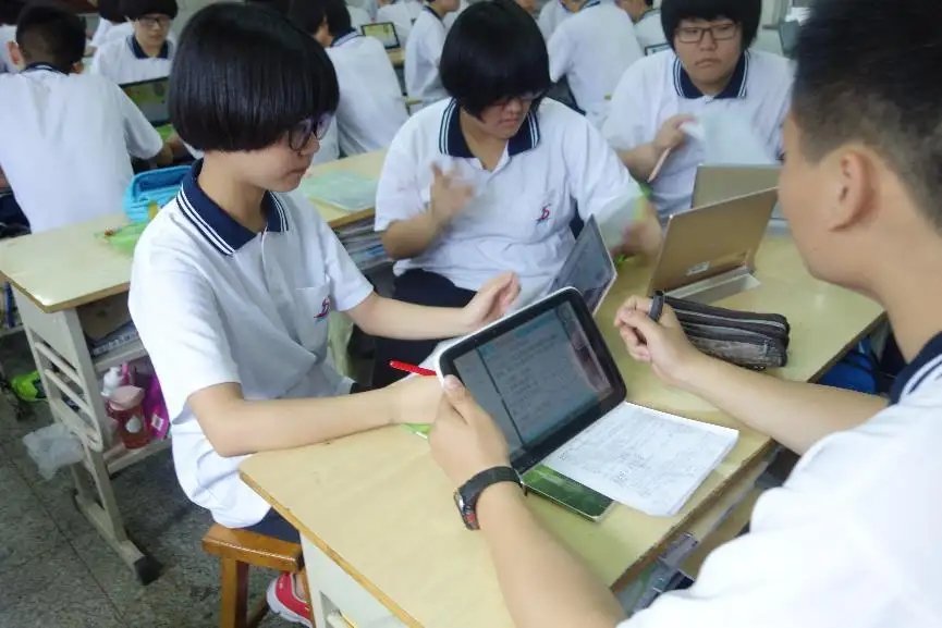 云南一中学以学生是否购买平板分班，学校这么做合适吗？