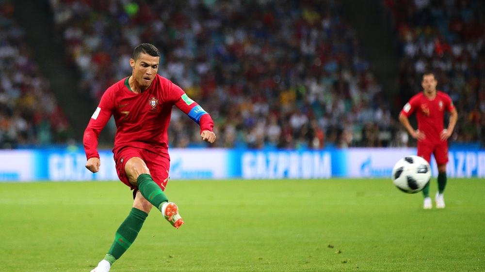 足球中落叶球，勺子球和圆月弯刀有什么区别