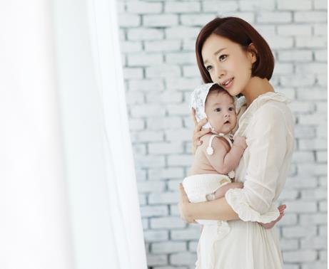 宝宝出生7天了，月嫂每天抱在怀里睡，这样对孩子发育好吗？