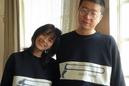 李诞和美女现身街头，摸脸牵手亲密互动，是否在默认婚变传闻？