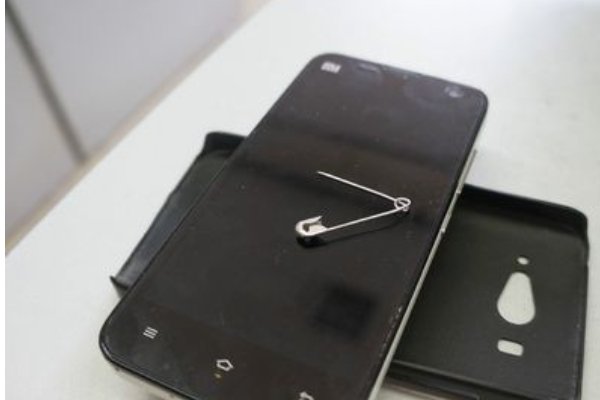 我的手机充电口松了，充电要撇着才能充进去。要怎么弄紧点。我会拆手机。家里有罗铁。要怎么弄？可不可以