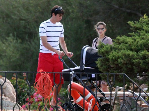 卡卡的女朋友是哪个？