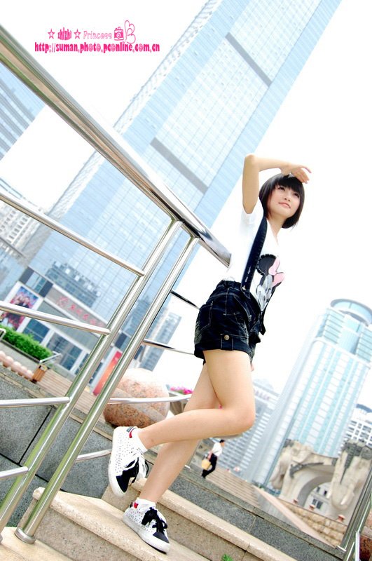 她是谁?网上搜到的照片，请问她是谁？