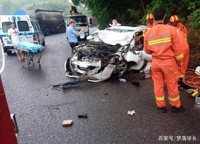 安徽一轿车高速上爆胎，一家六口当场丧命，此事给予了我们什么警示？