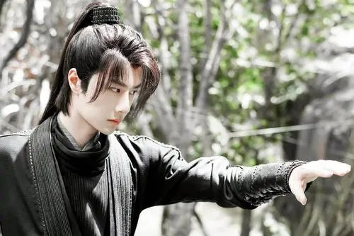 王一博又被官方提名表扬，还被业内前辈夸赞，他是否未来可期？